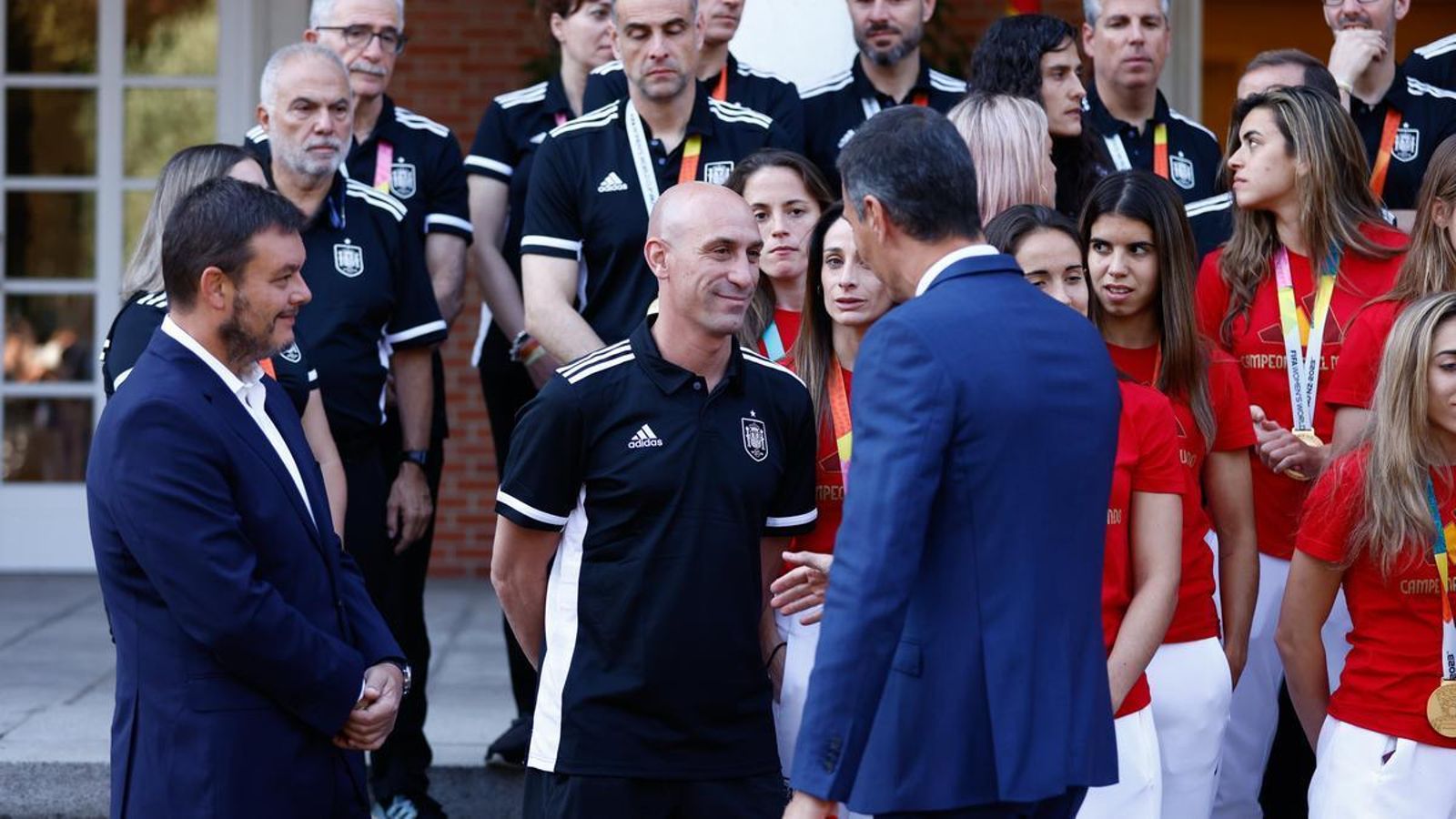 El president del govern, Pedro Sánchez, saluda a Luis Rubiales el passat dimarts