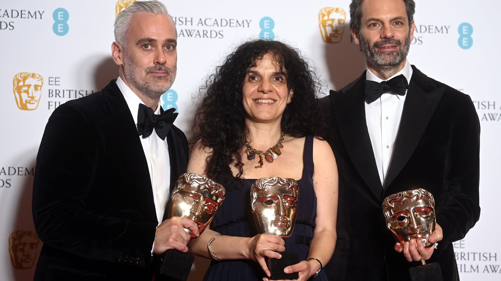 Els guanyadors del premi a la millor pel·lícula durant la 75a edició dels premis Bafta en el Royal Albert Hall de Londres