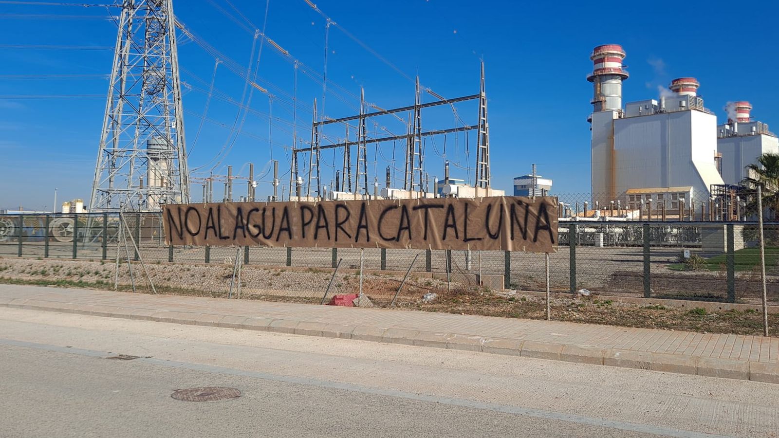 Una pancarta contra l'enviament d'aigua a Catalunya que ha aparegut aquest dilluns a la dessalinitzadora de Sagunt