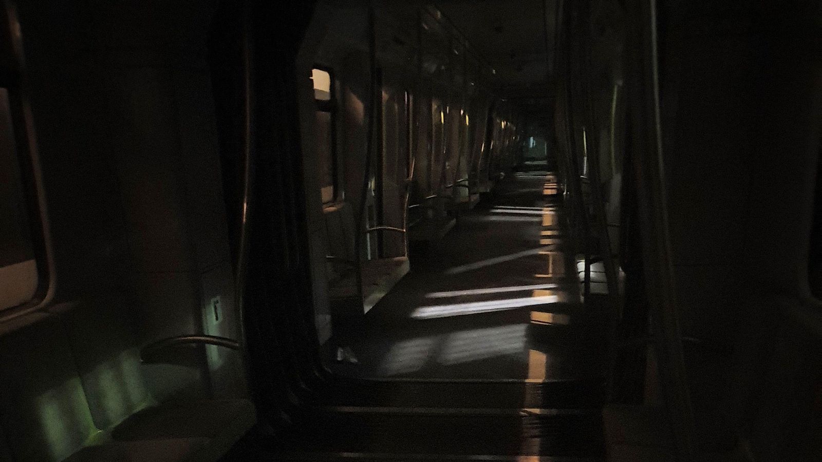 Un jove s'adorm en el Metro de València i desperta tancat en les cotxeres