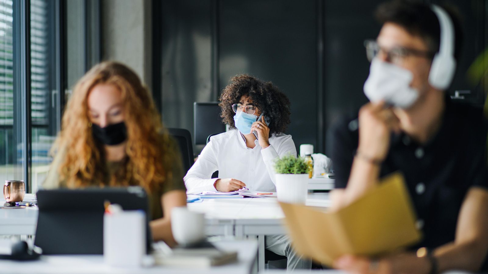 Persones treballant amb mascareta
