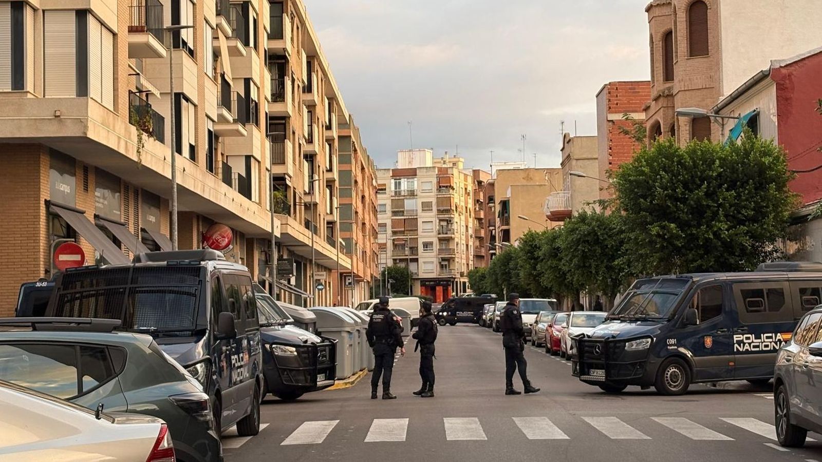 Agents de la Policia a les portes del domicili de Burjassot