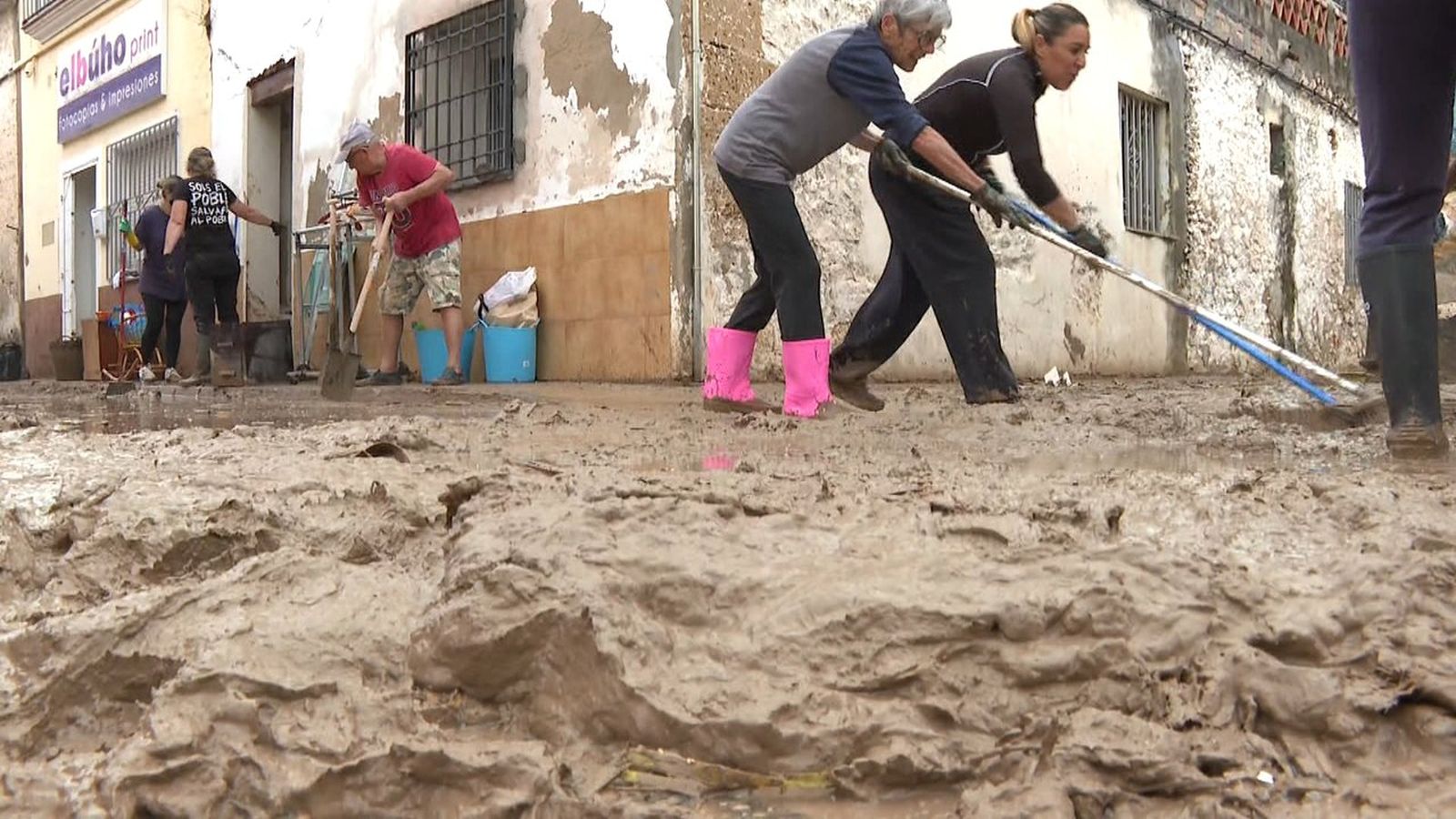 Voluntaris ajuden el veïnat dels Poblets a retirar el fang dels carrers