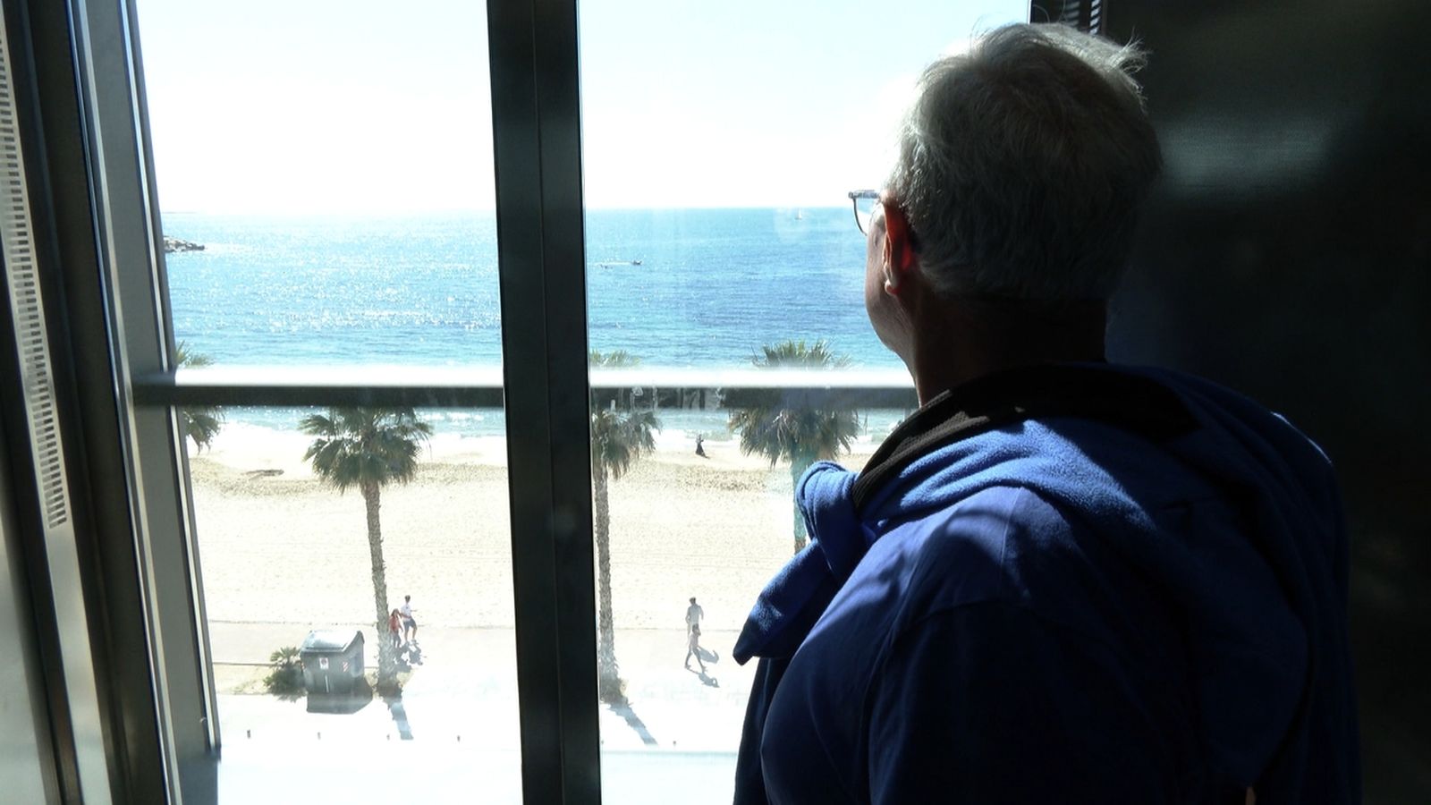 Vista de la platja Centre de la Vila Joiosa des de dins del nou ascensor