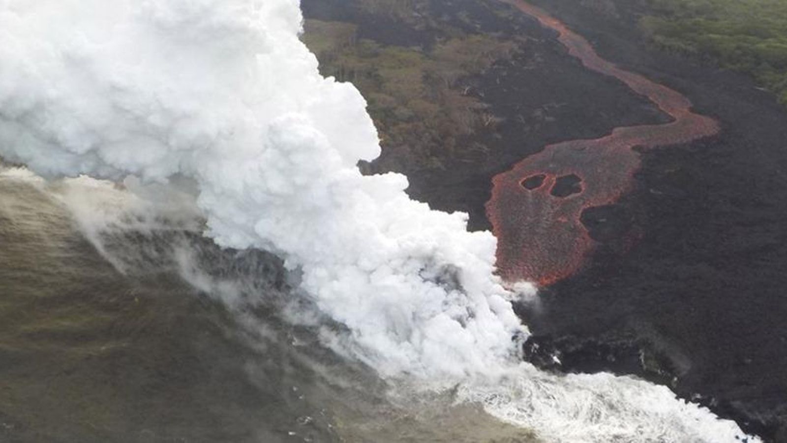 Els PENACHOS, les grans columnes de fum, que va generar el volcán Kilauea, a Hawai, quan va entrar en contacte amb la mar