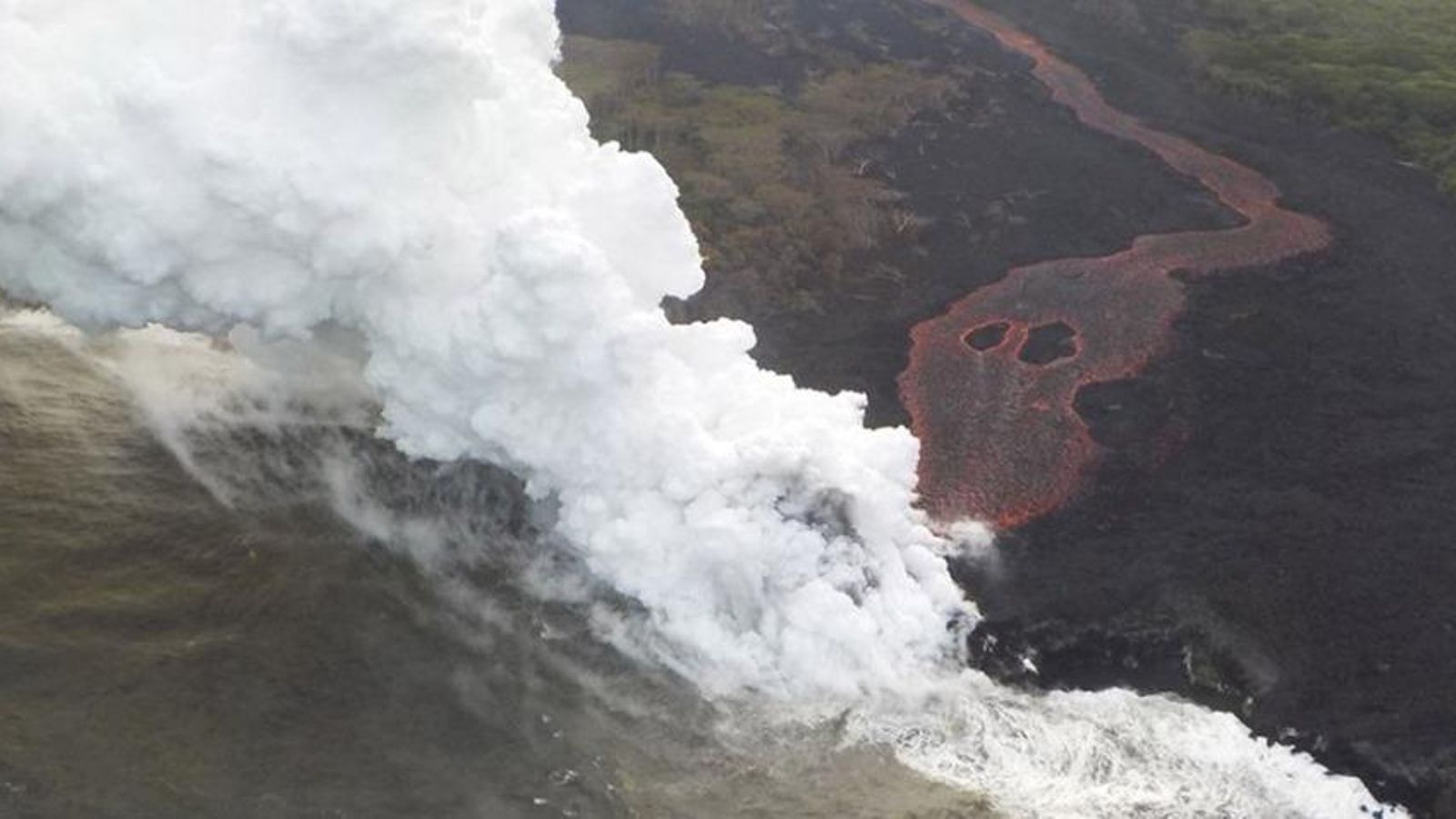 Els PENACHOS, les grans columnes de fum, que va generar el volcán Kilauea, a Hawai, quan va entrar en contacte amb la mar