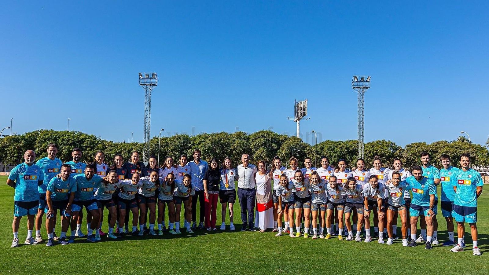 La plantilla del València, en la rebuda a la campiona del món, Enith Salón