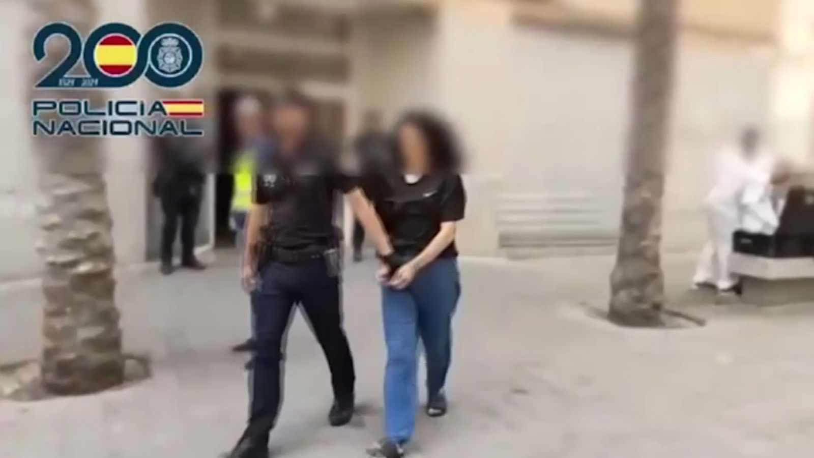 La dona condemnada, en una imatge d'arxiu, ix de la vivenda on es va quedar a viure després del crim