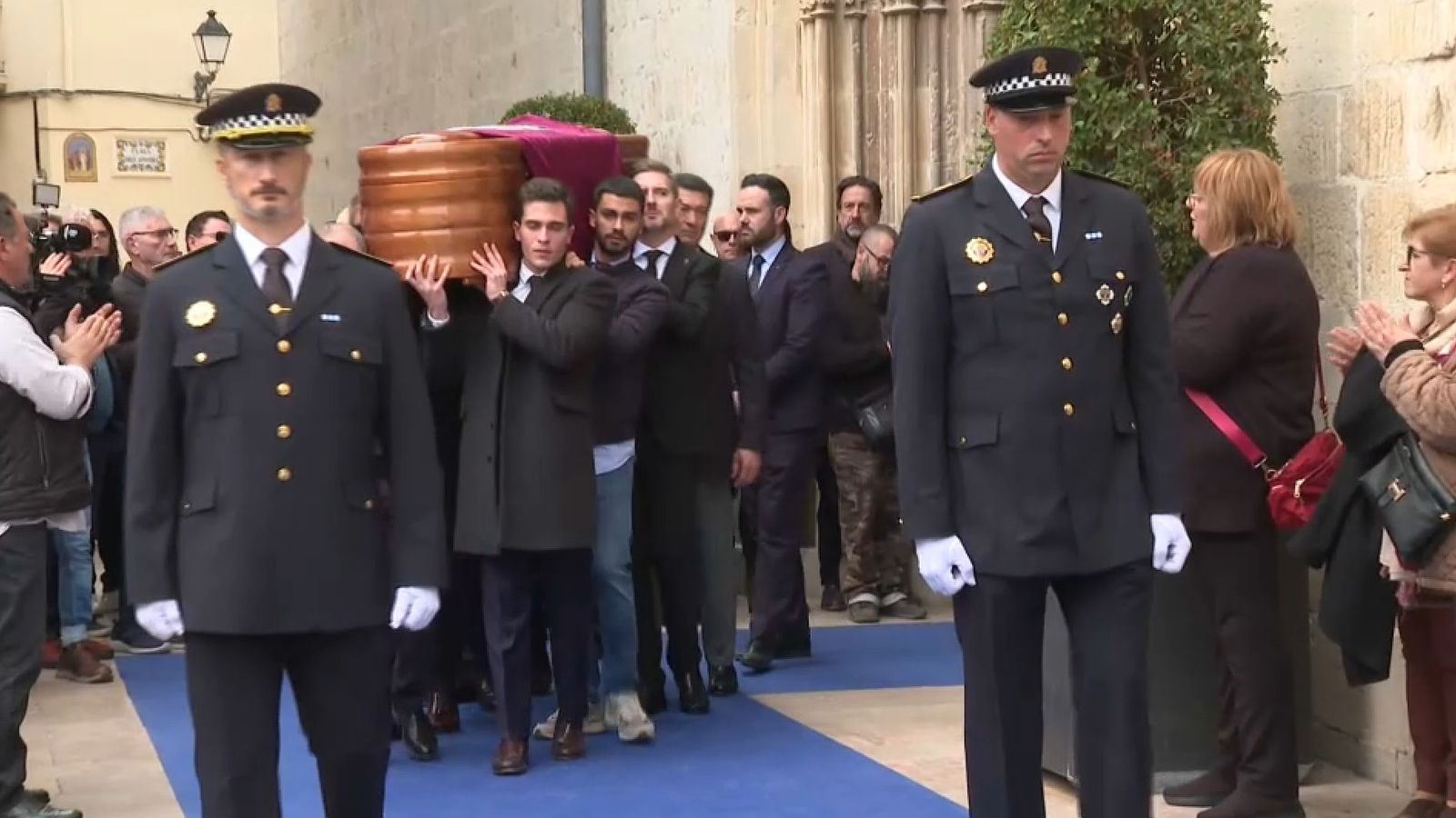 Moment en què eixia el ferètre d'Arturo Torró de la Colegiata de Gandia, que ha sigut rebut amb aplaudiments del veïnat que es concentrava al carrer