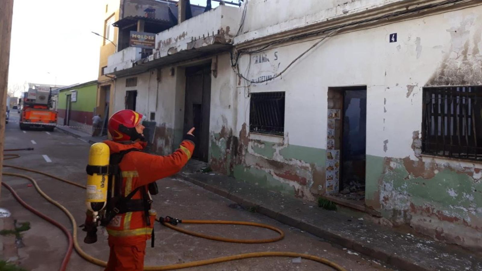 Incendi en una nau abandonada a Manises
