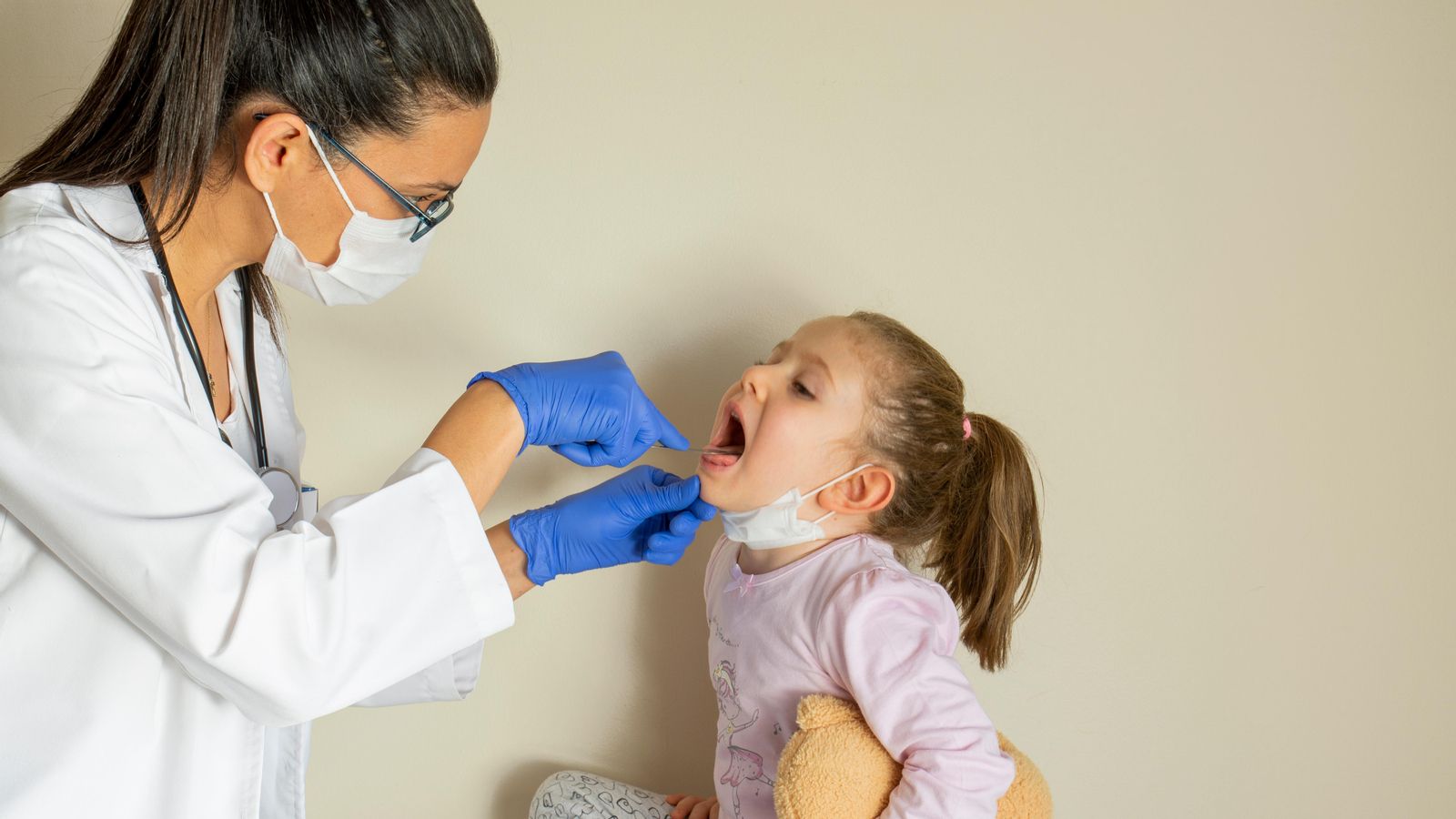 Una pediatra examina una menuda, imatge d'arxiu