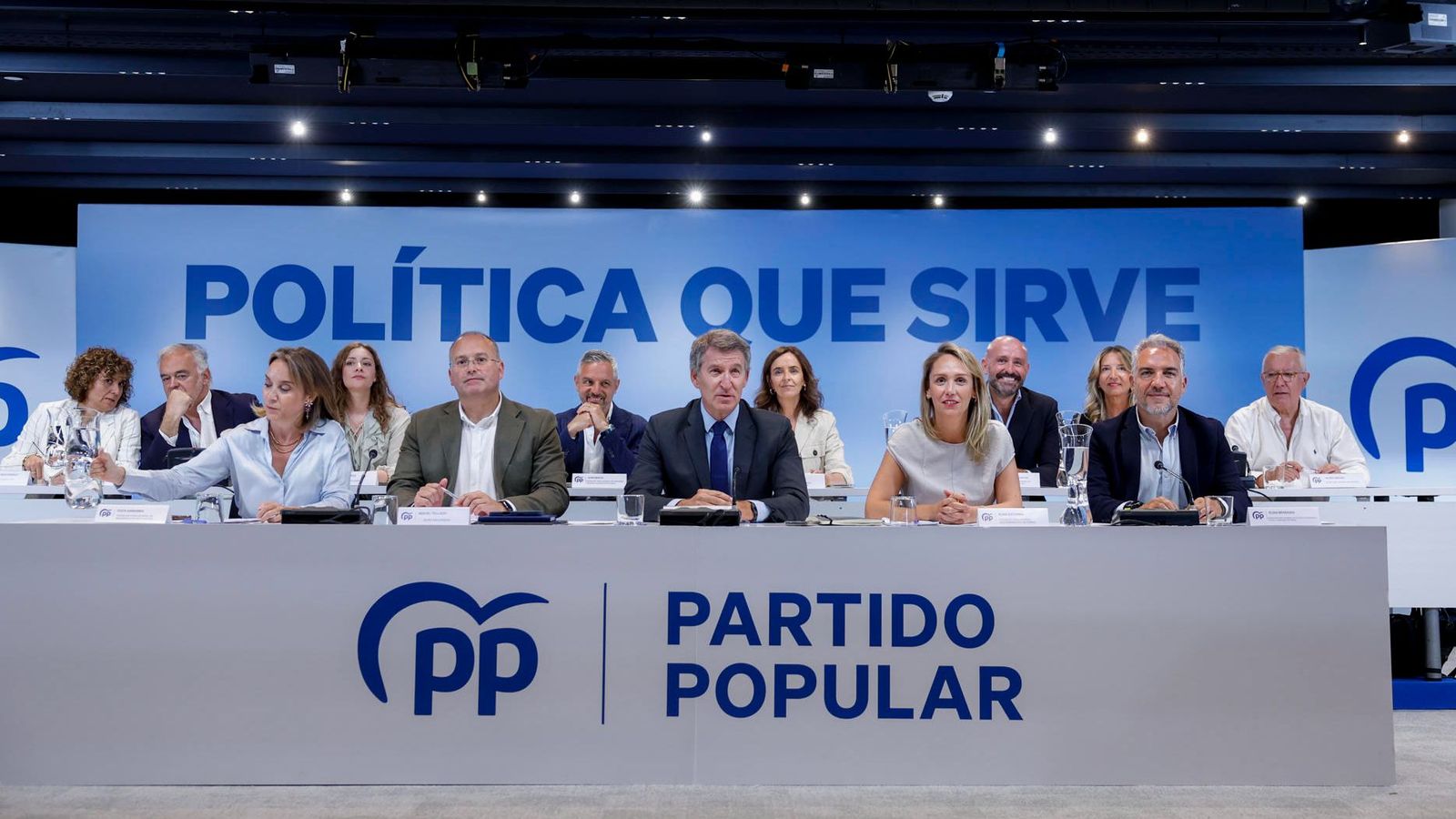 Feijóo, envoltat de la cúpula del PP, en la reunió del comité executiu nacional celebrada este dilluns