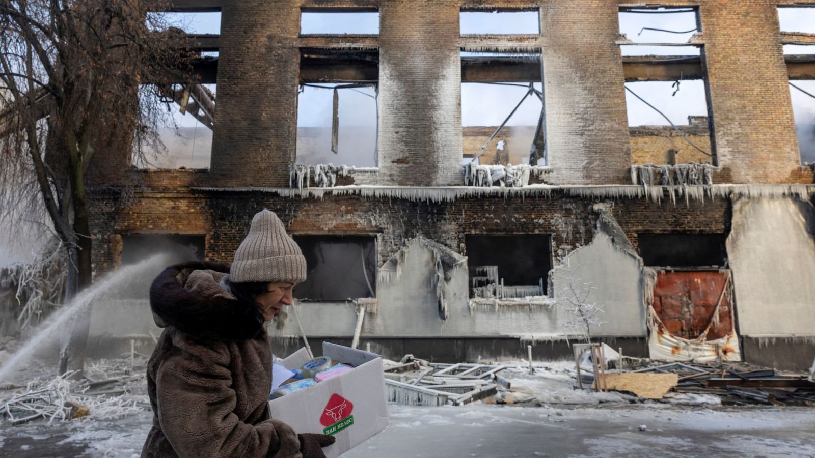 Una dona passa davant d’un edifici impactat per un dron rus a Kíiv, el 12 de gener de 2026