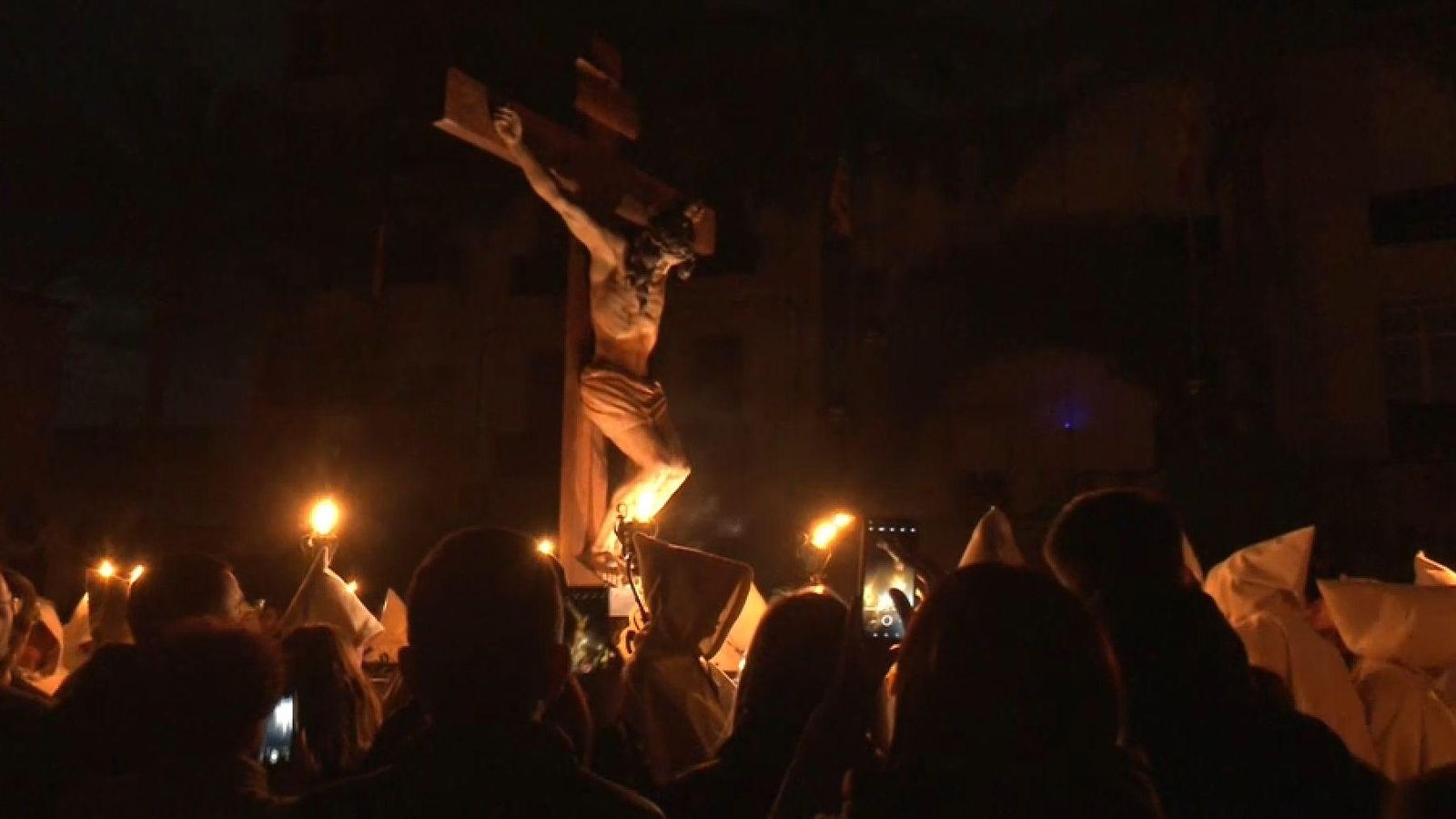 El Crist dels Difunts i les Ànimes, que va escolpir Benlliure, avança pels carrers de Crevillent amb la llum dels ciris com a única iluminació