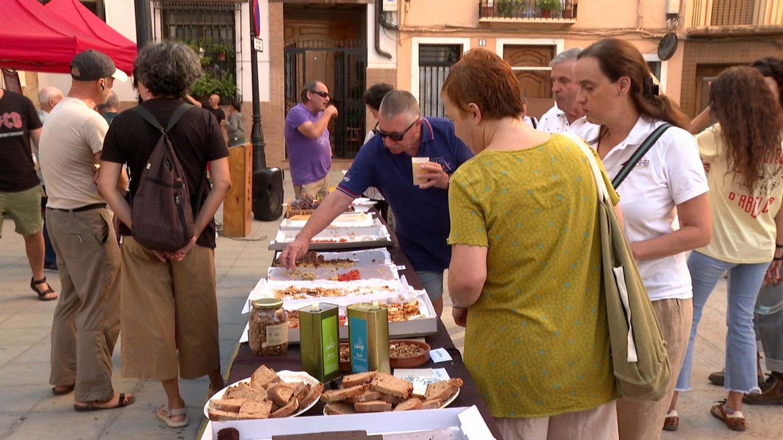 Assistents a l'acte tasten dolços típics dels municipis participants