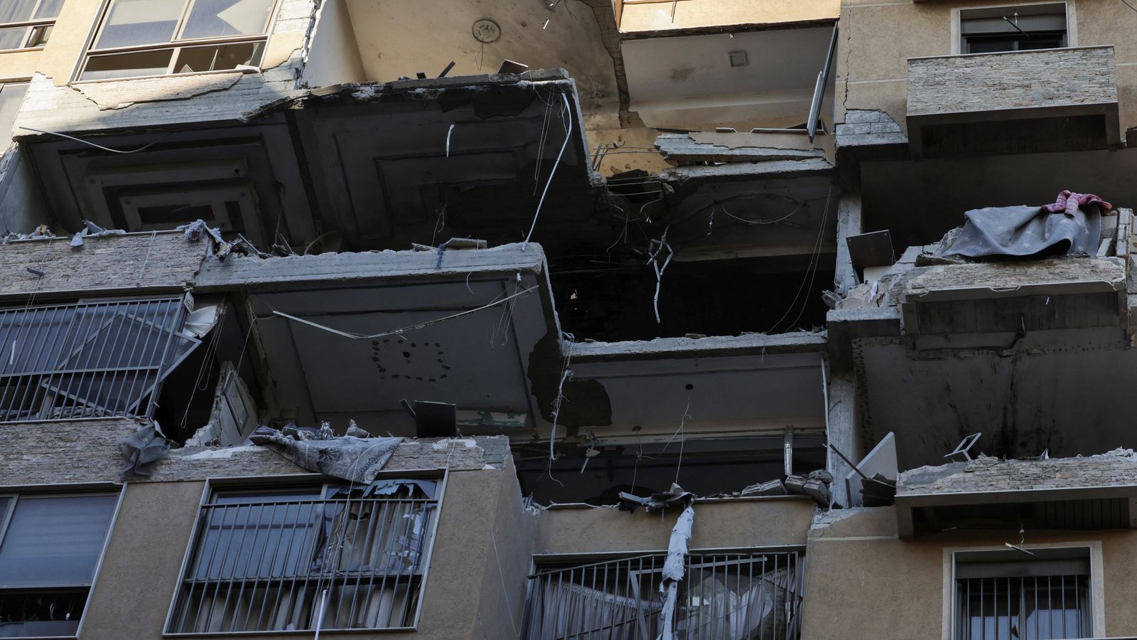 Edifici d’habitatges danyat després d’un atac israelià al centre de Beirut (Líban), l’11 de març