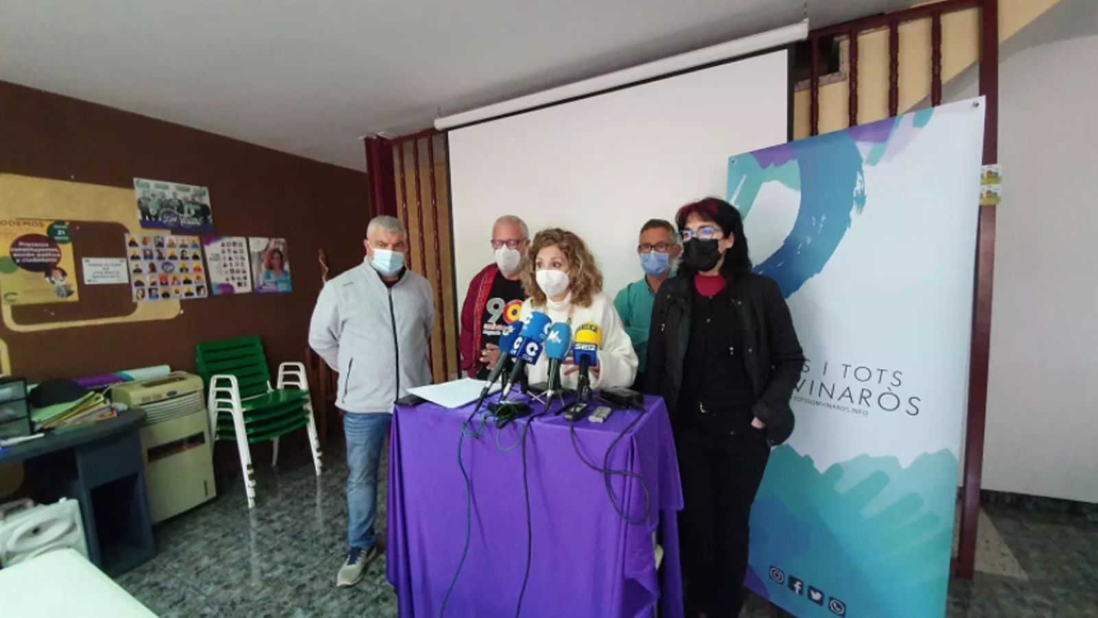 L'edil de TSV a Vinaròs, Anna Fibla, durant la roda de premsa en què ha demanat el cessament de José Chaler L'edil de TSV a Vinarós, Anna Fibla, durant la roda de premsa en què ha demanat el cessament de José Chaler