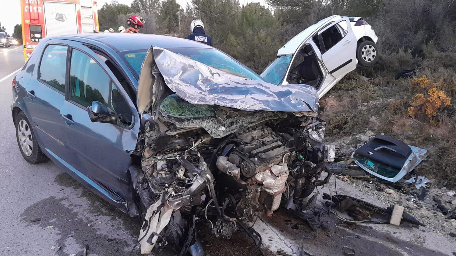 En imatge, els vehicles implicats en l'accident entre Manises i Ribarroja de Túria