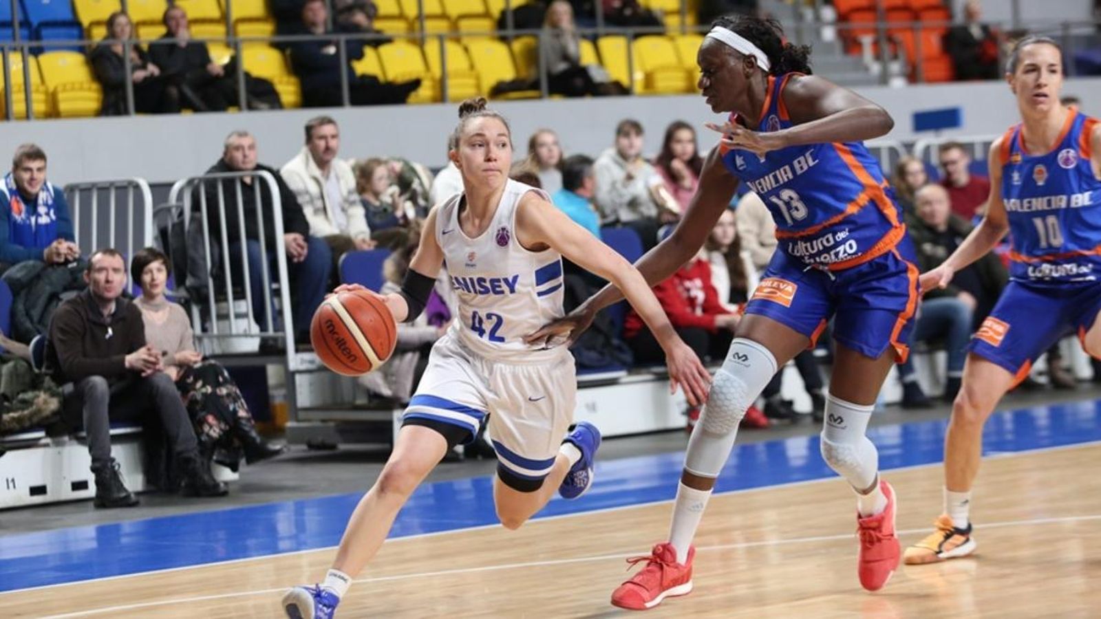 La jugadora del València Basket, Meiya Titrera, tracta de defendre Koizar, del Ienissei rus