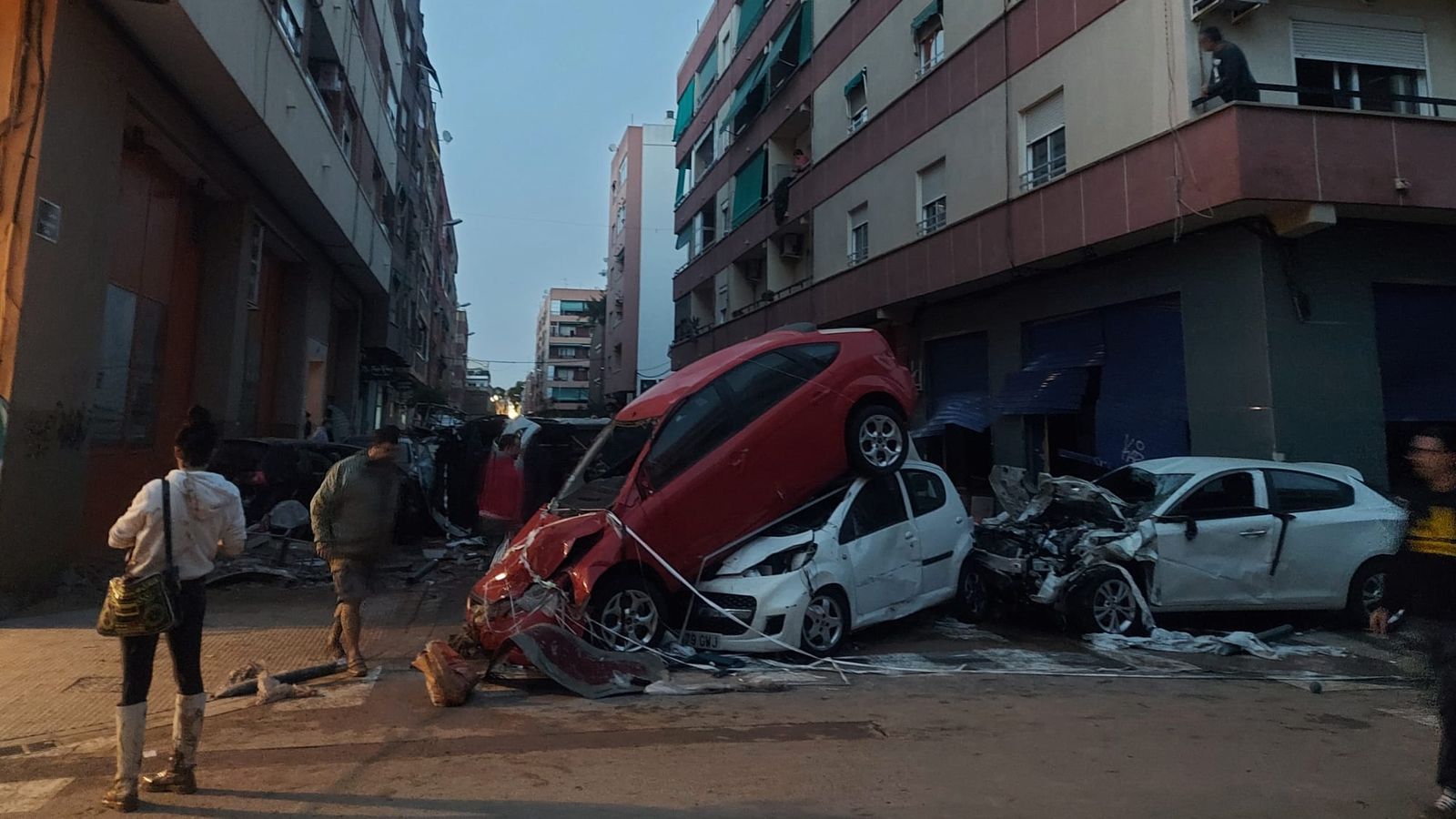 Cotxes destrossats per la pluja als carrers de Benetússer