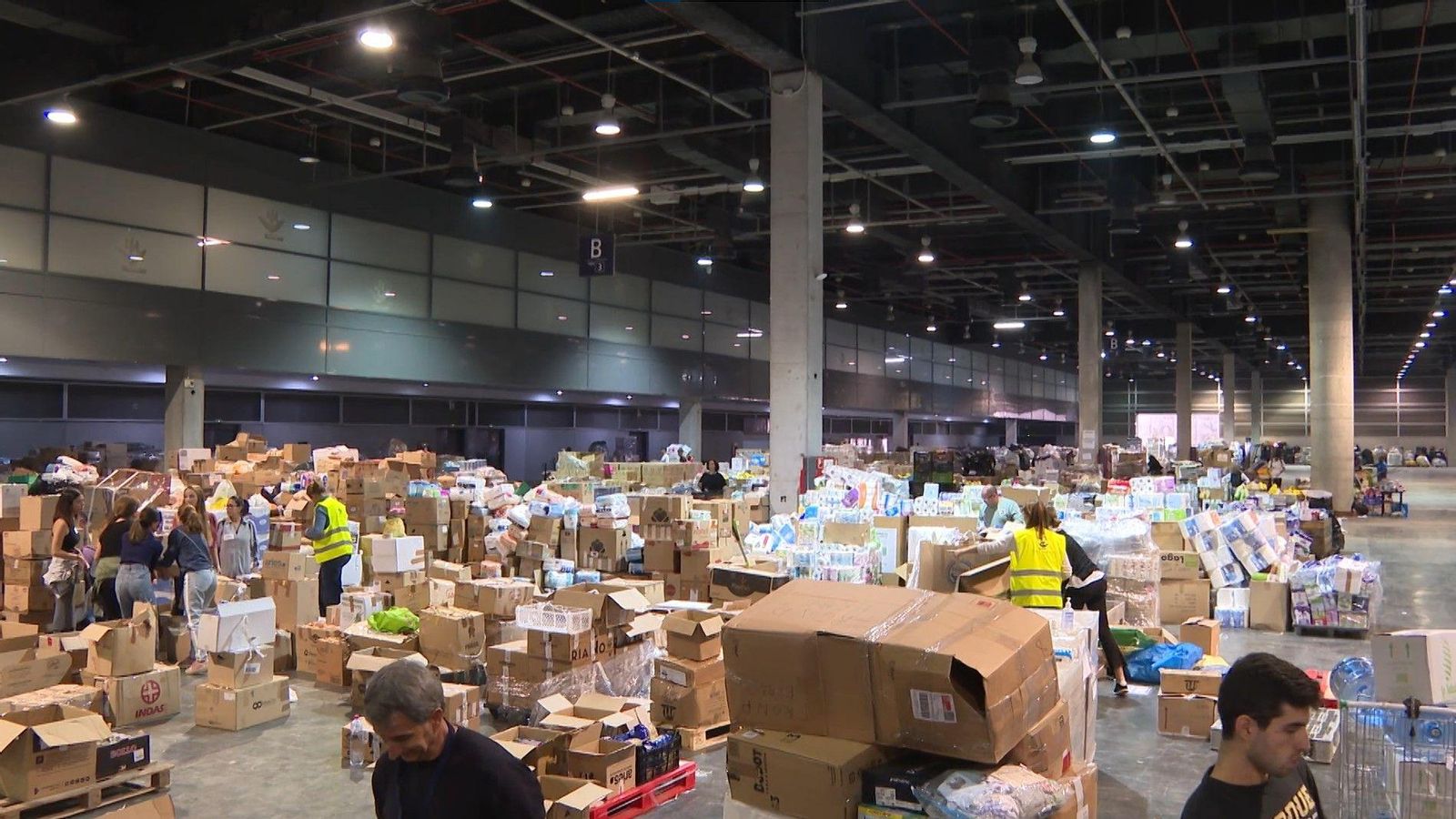 Centenars de voluntaris treballen diàriament per a ajudar en el repartiment de productes