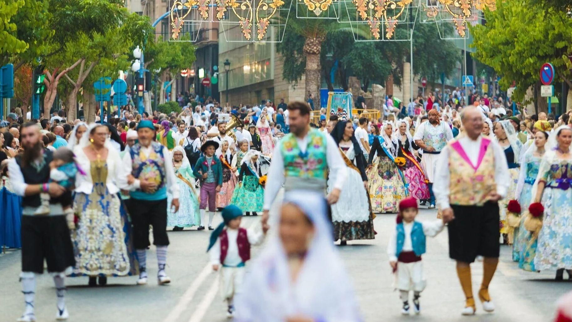 L'Ofrena a la Mare de Deu del Remei, els dies 21 i 22, és un dels actes més multitudinaris de Fogueres L'Ofrena a la Mare de Deu del Remei, els dies 21 i 22, és un dels actes més multitudinaris de Fogueres