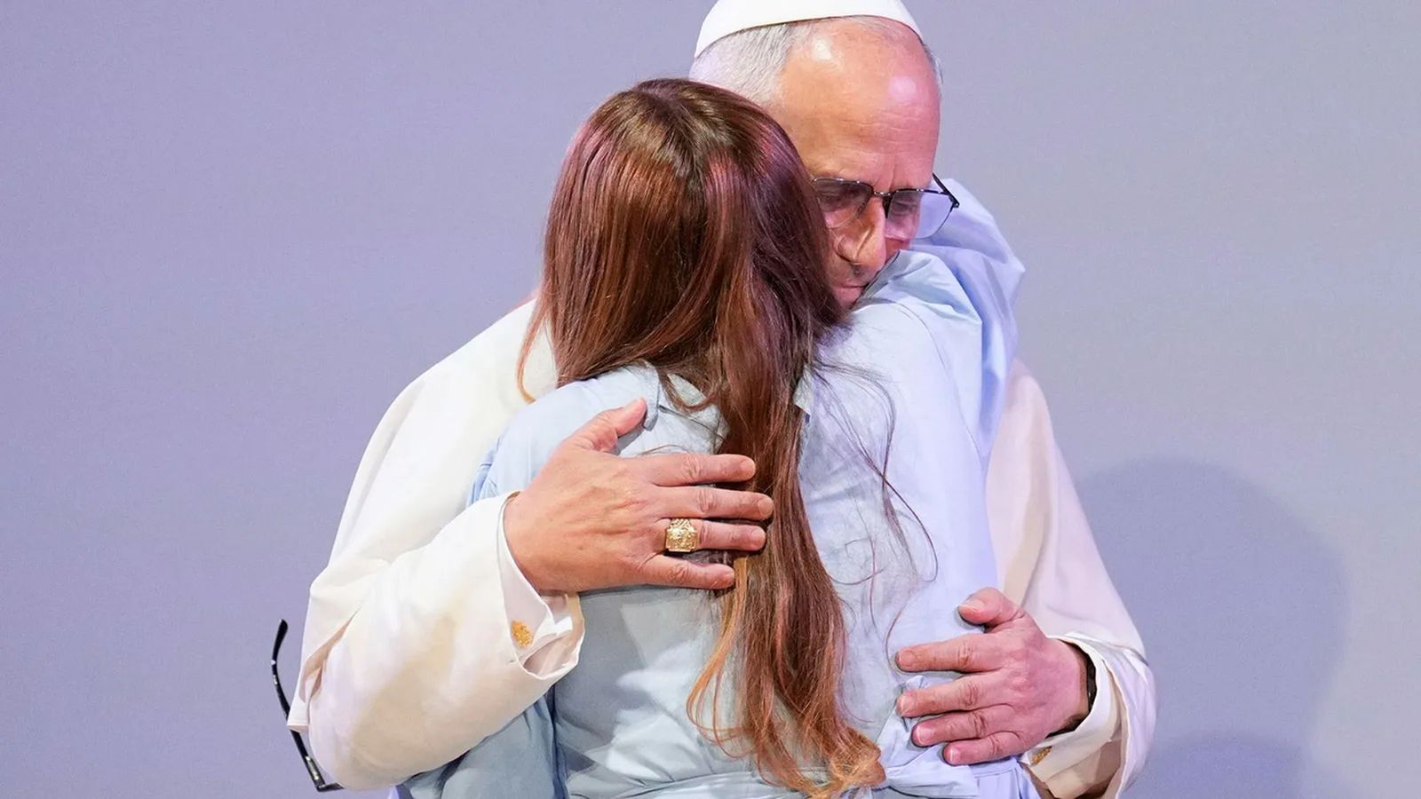 El papa abraça una de les recluses que ha parlat en nom dels interns de la presó de Brians, que ha visitat este dimecres / Alejandro García (EFE)