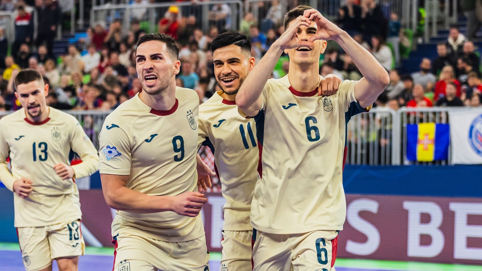 Els jugadors d'Espanya celebren un gol en la final