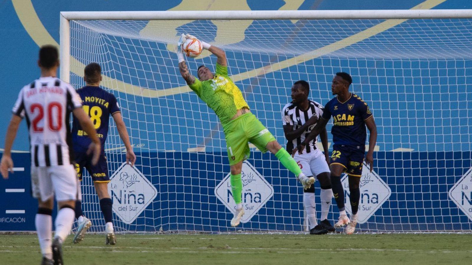 El porter de l'UCAM Múrcia atrapa un baló en el partit contra el Castelló