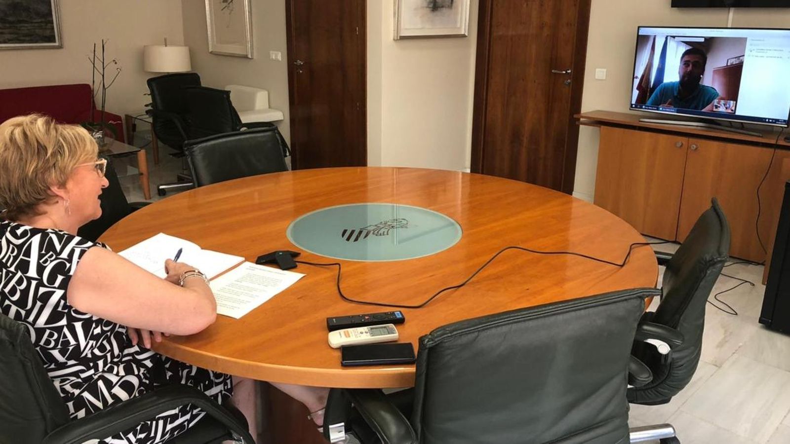 Reunió telemàtica entre la consellera de Sanitat, Ana Barceló, i l’alcalde de Rafelbunyol