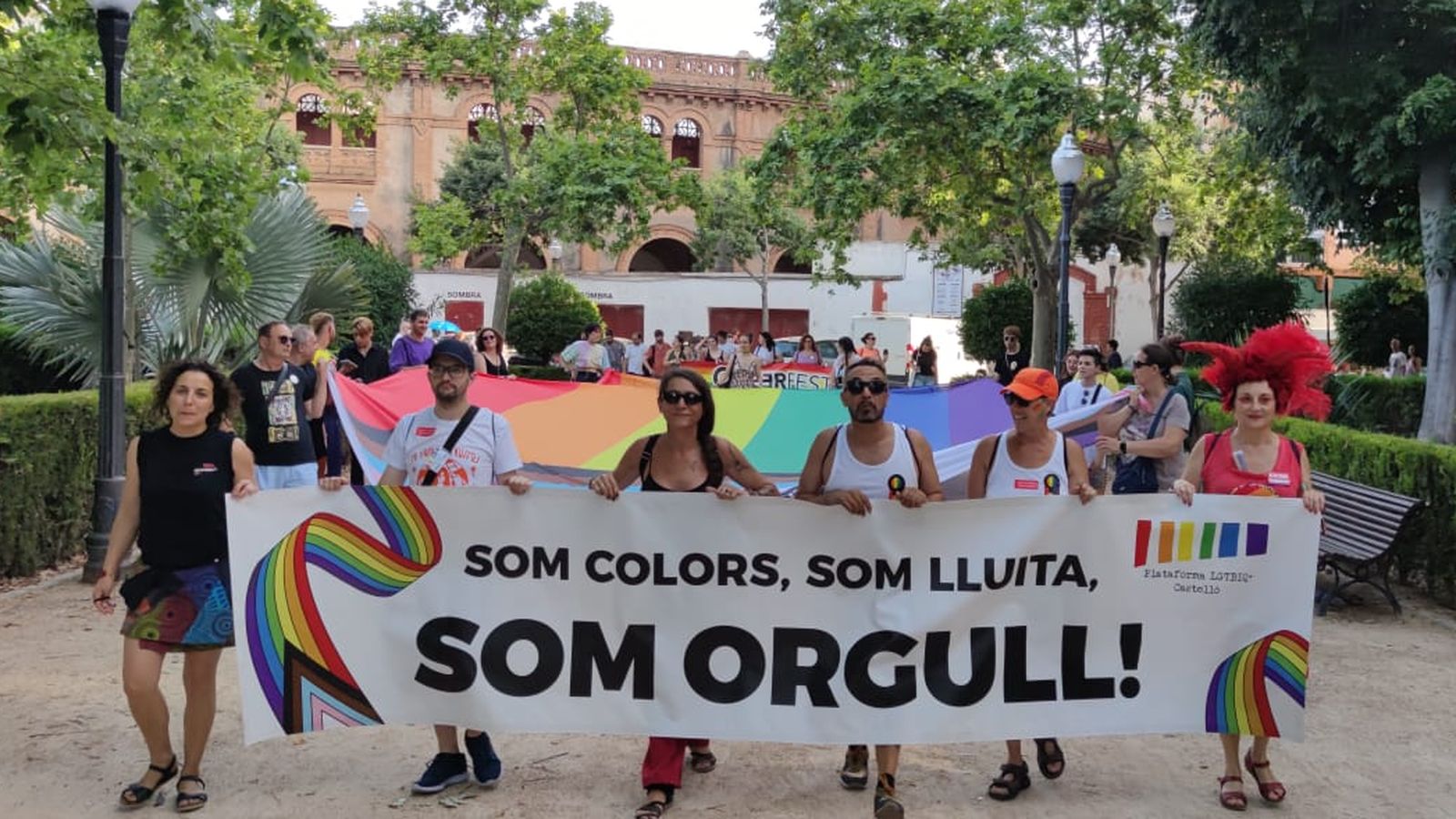 Persones es manifesten pels drets LGTBIQ a Castelló de la Plana