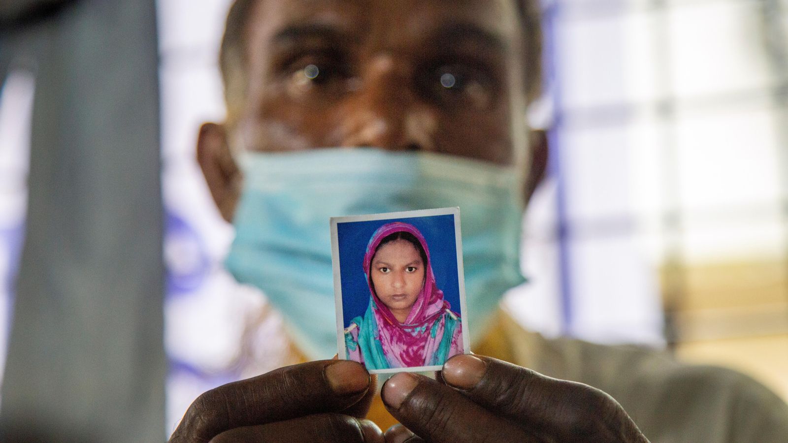 Un pare busca en l'hospital de Dacca la filla despareguda en l'incendi de la fàbrica de sucs