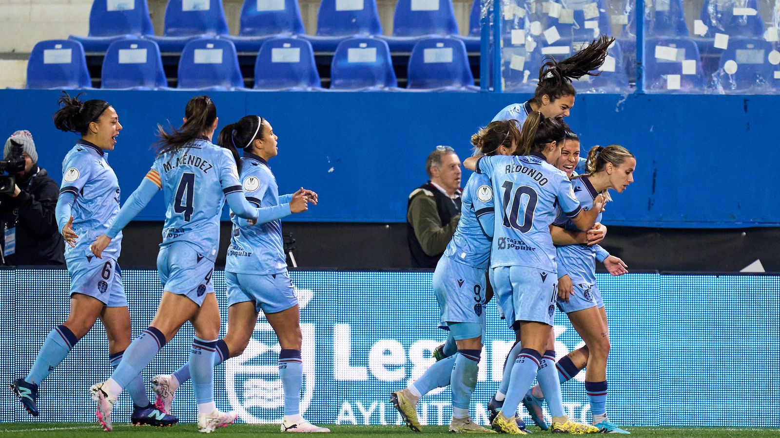 Les jugadores del Llevant celebren el gol d'Ángela Sosa