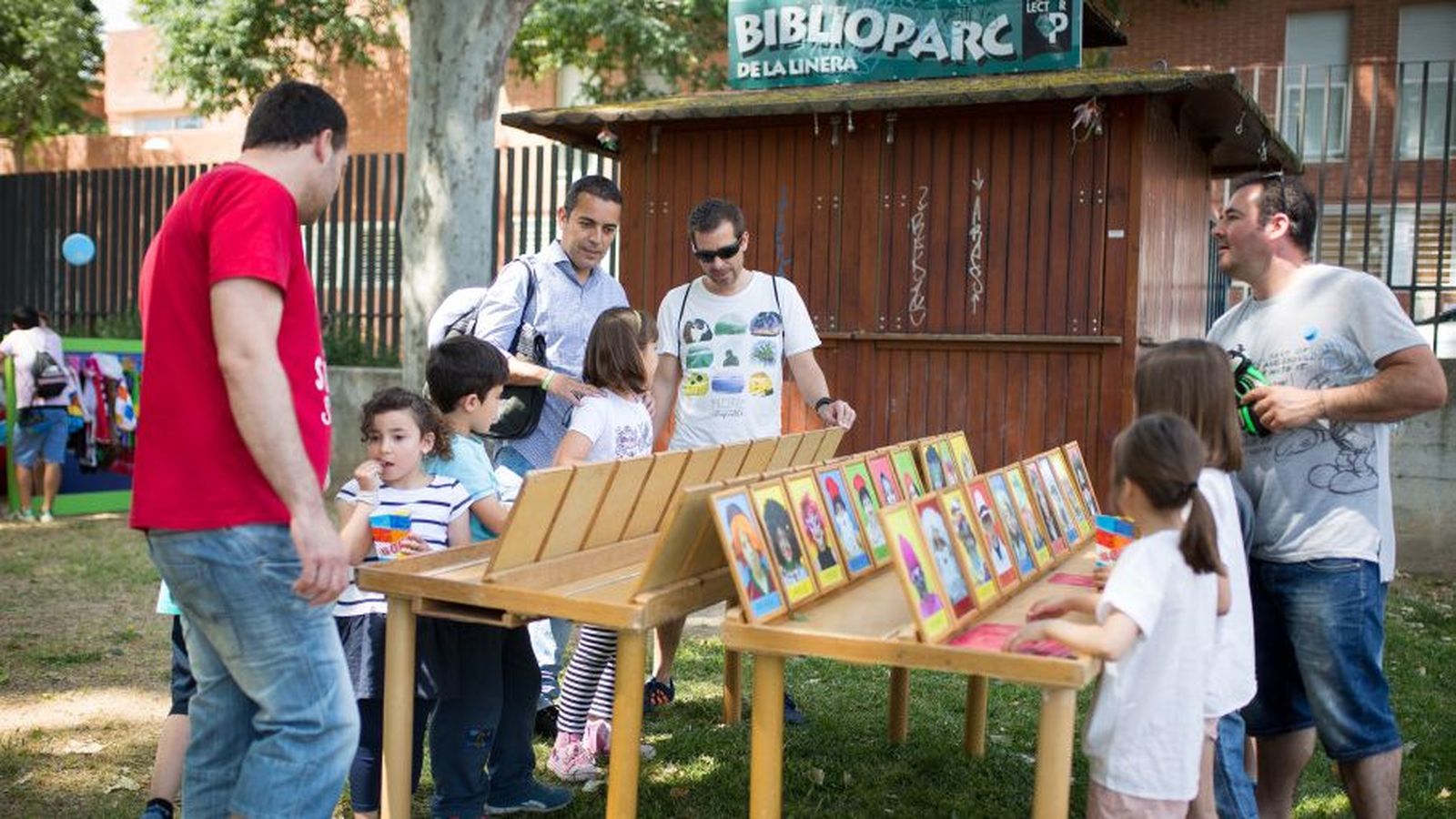 Criatures i pares juguen a l'espai infantil de la Fira de Novembre d'Ontinyent