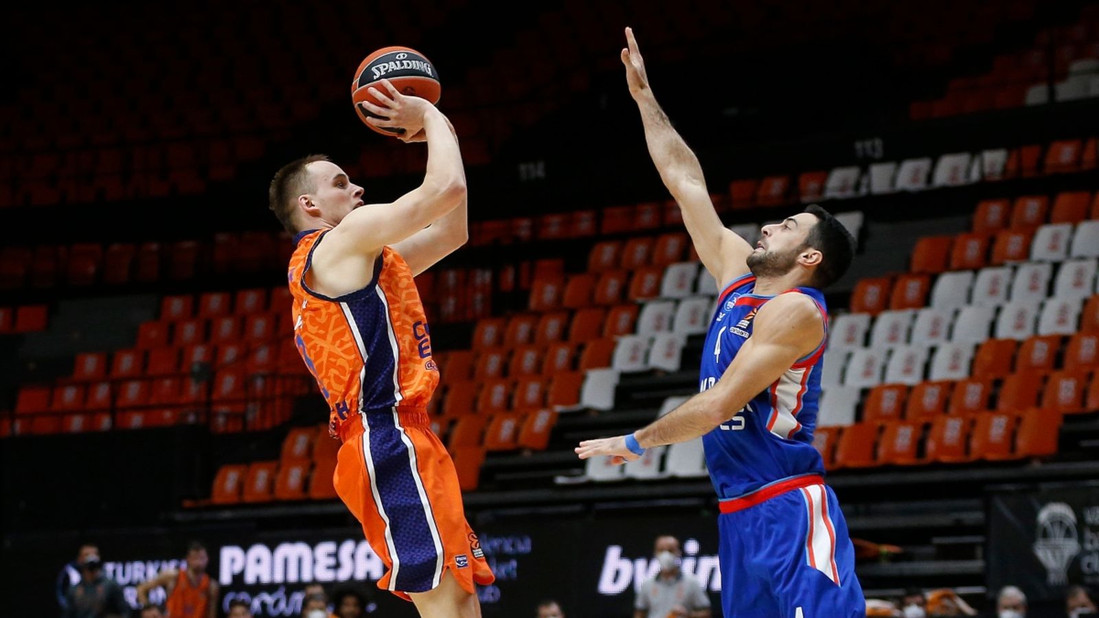 Klemen Prepelic fa el llançament que ha donat la victòria a l'equip taronja