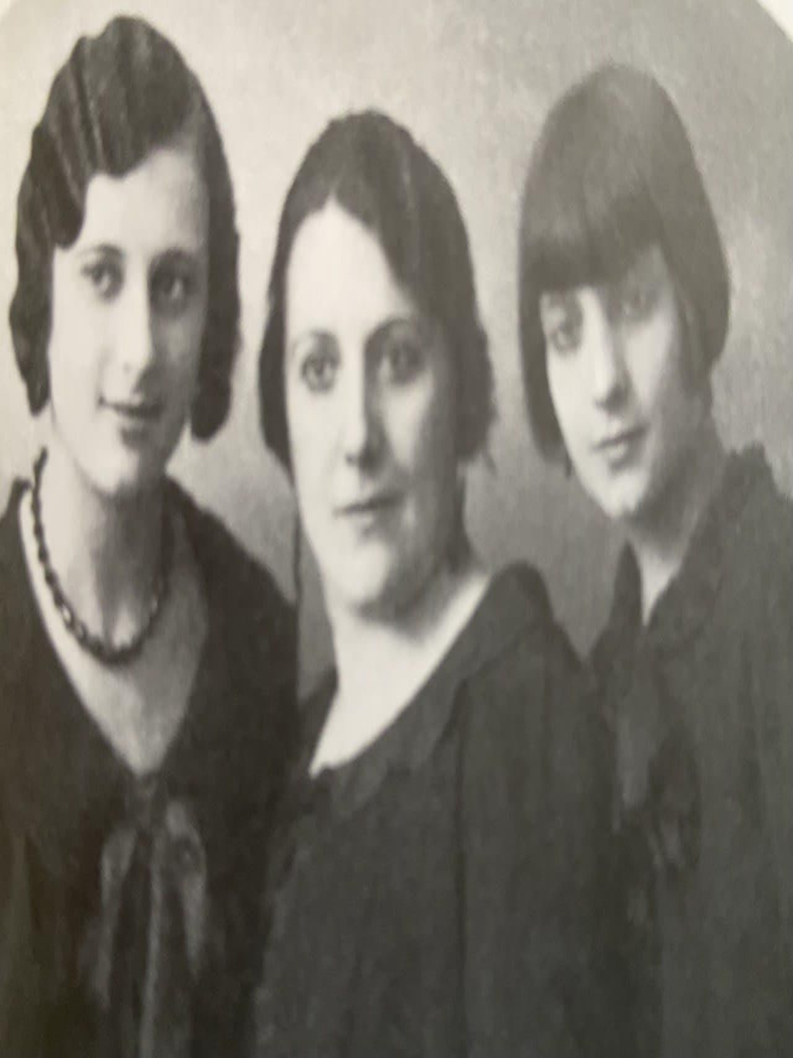 D’esquerra a dreta, Pilar Soler amb sa mare Àngeles i la seua germana Angelita, a València,1937  