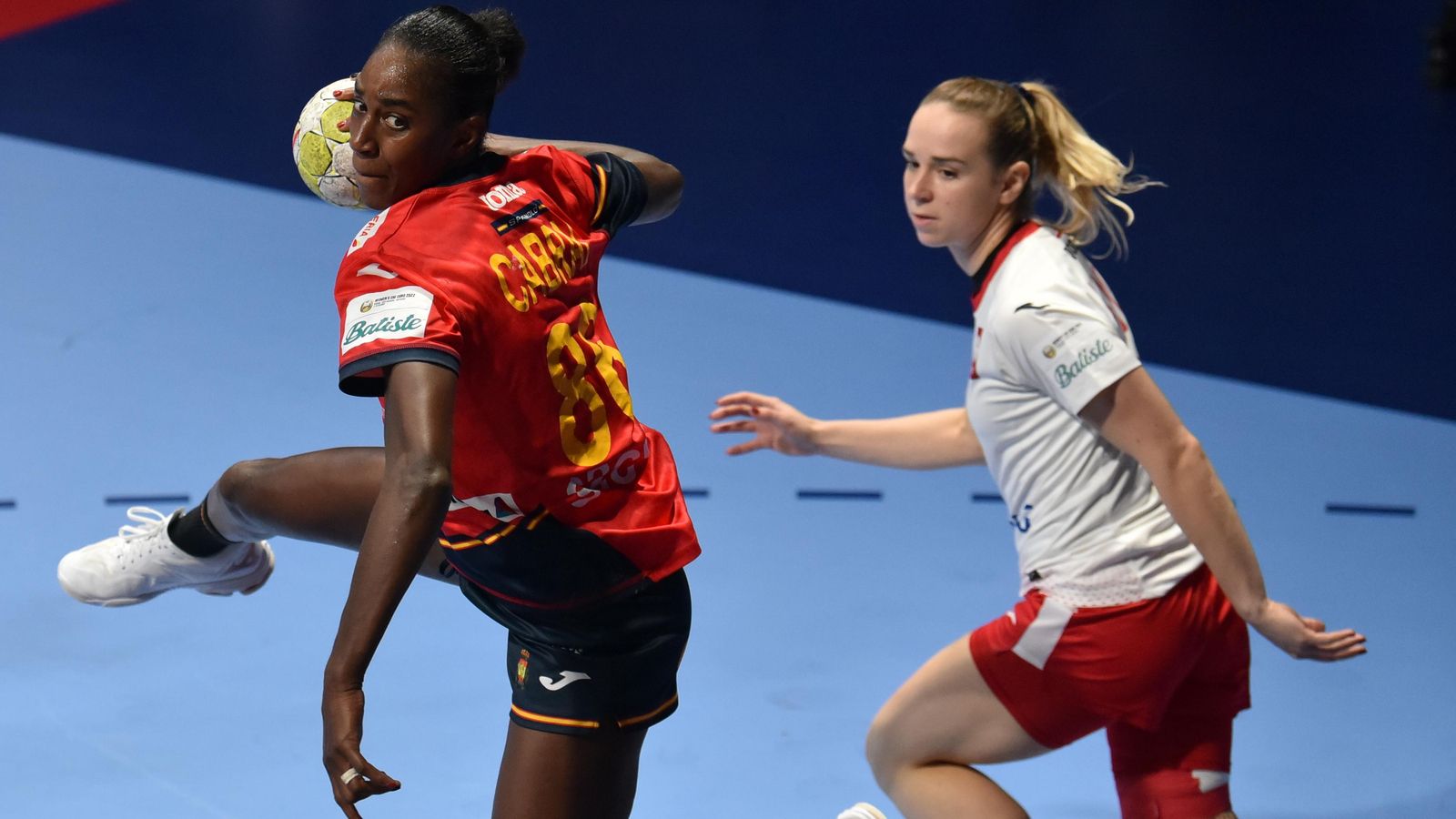 Shandy Cabral, jugadora del Morvedre, fa un llançament a porteria