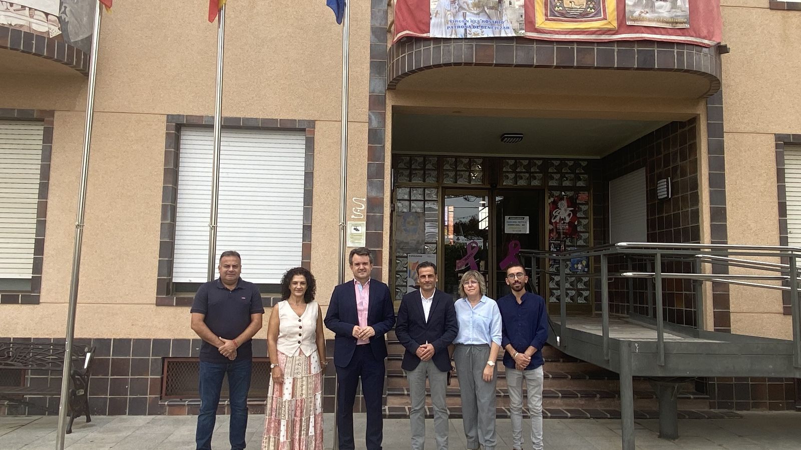 Vicente Cases, alcalde de Benejúzar; Alfred Costa, director de À Punt e Isabel Sánchez, presidenta de la hermandad del Pilar amb membres de la corporació local