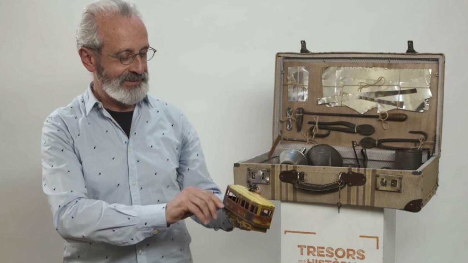Una maleta amb objectes de la indústria joguetera en 'Tresors amb història'