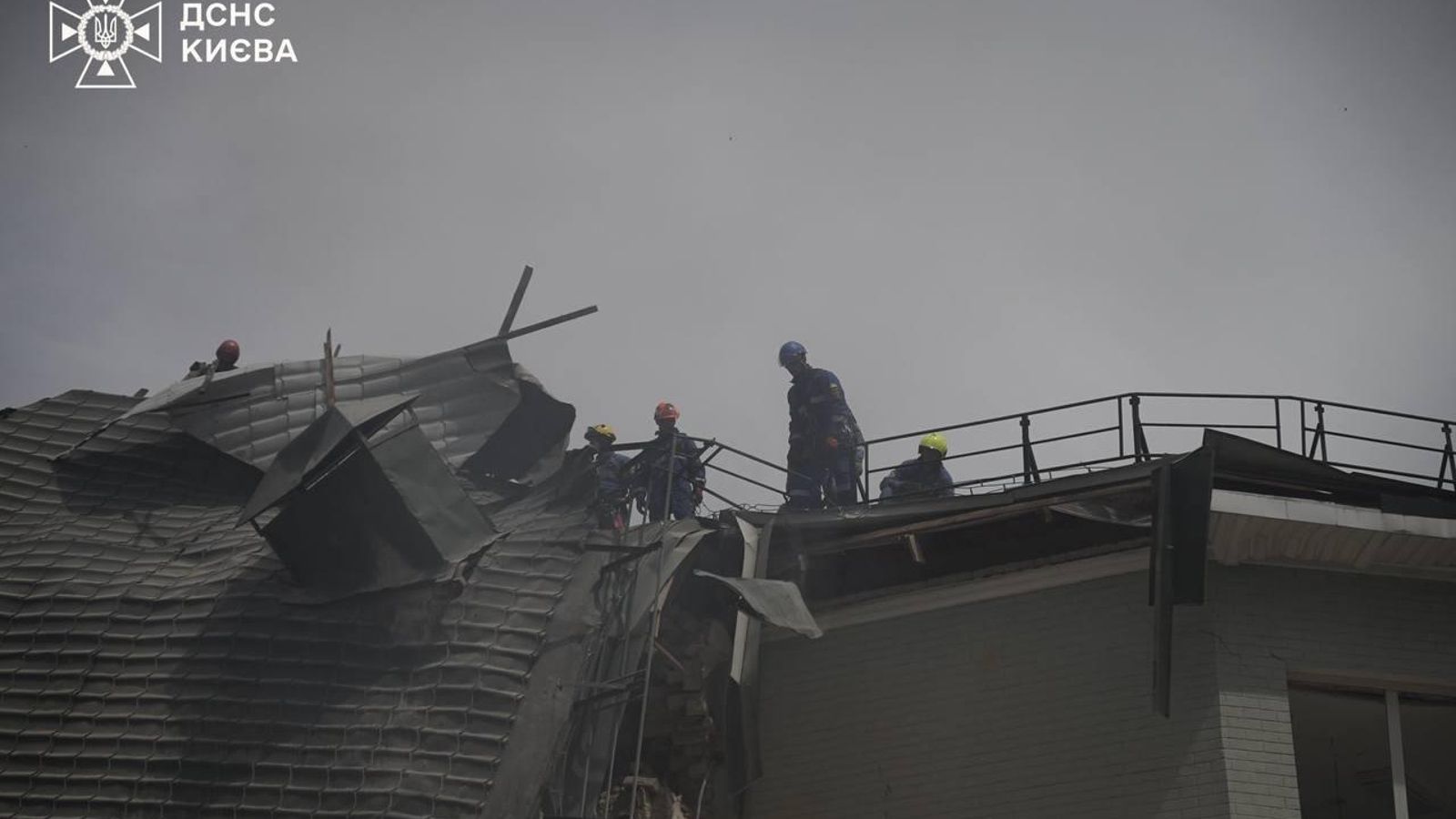 Membres dels serveis d'emergències treballen a l'hospital bombardejat