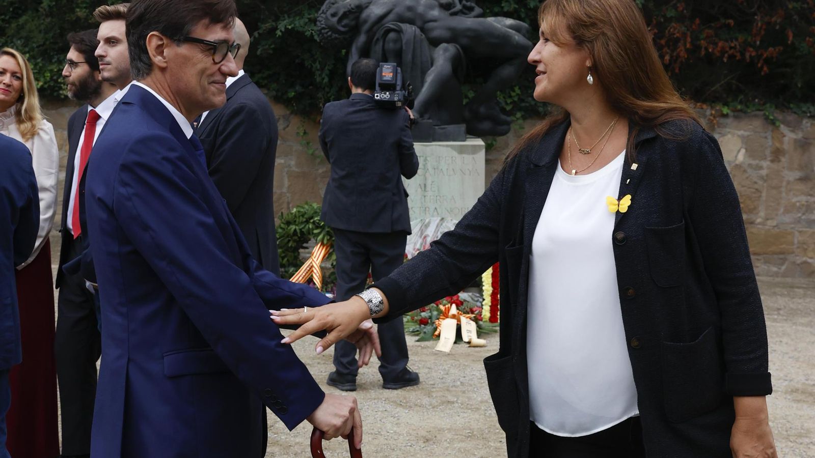 La presidenta de Junts Laura Borràs i el primer secretari del PSC Salvador Illa davant del monument en record a Lluís Companys