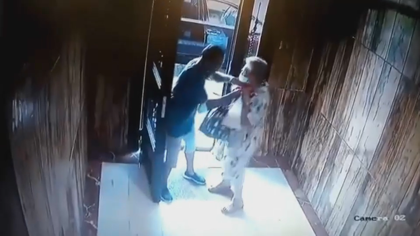 Imatge extreta del vídeo que mostra l'agressió