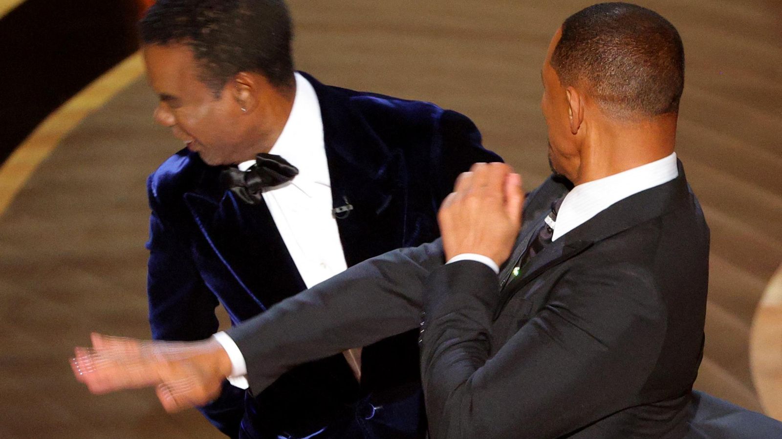 L’actor Will Smith en el moment en què va intentar donar una galtada, que l’humorista Chris Rock va aconseguir esquivar
