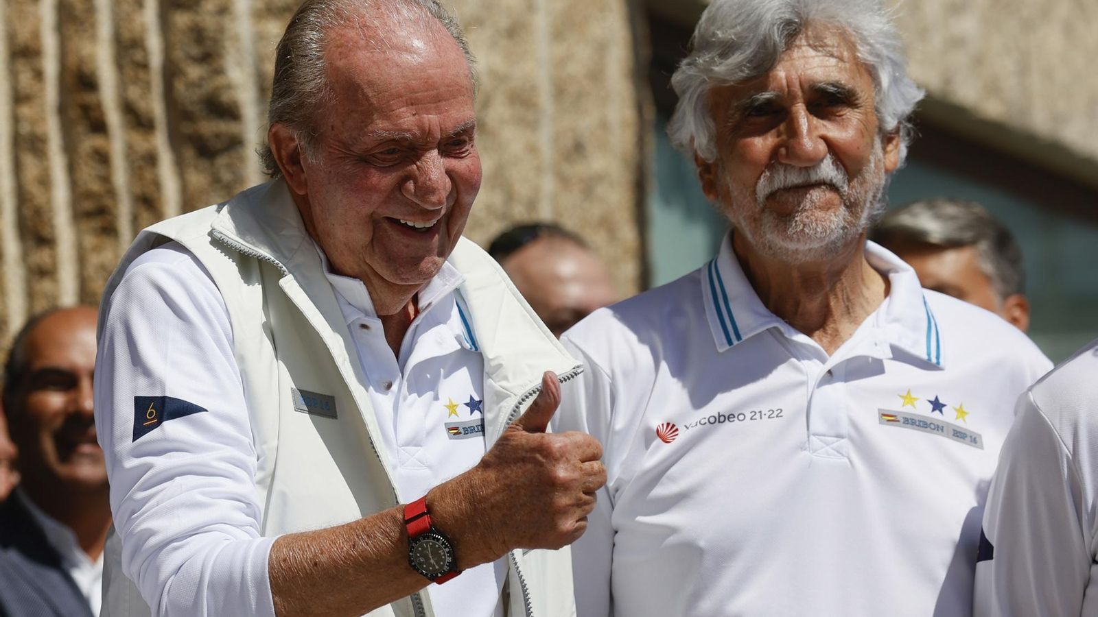 El rei emèrit, acompanyat de dos tripulants del 'Bribón', a l'arribada al Club Nàutic de Sanxenxo