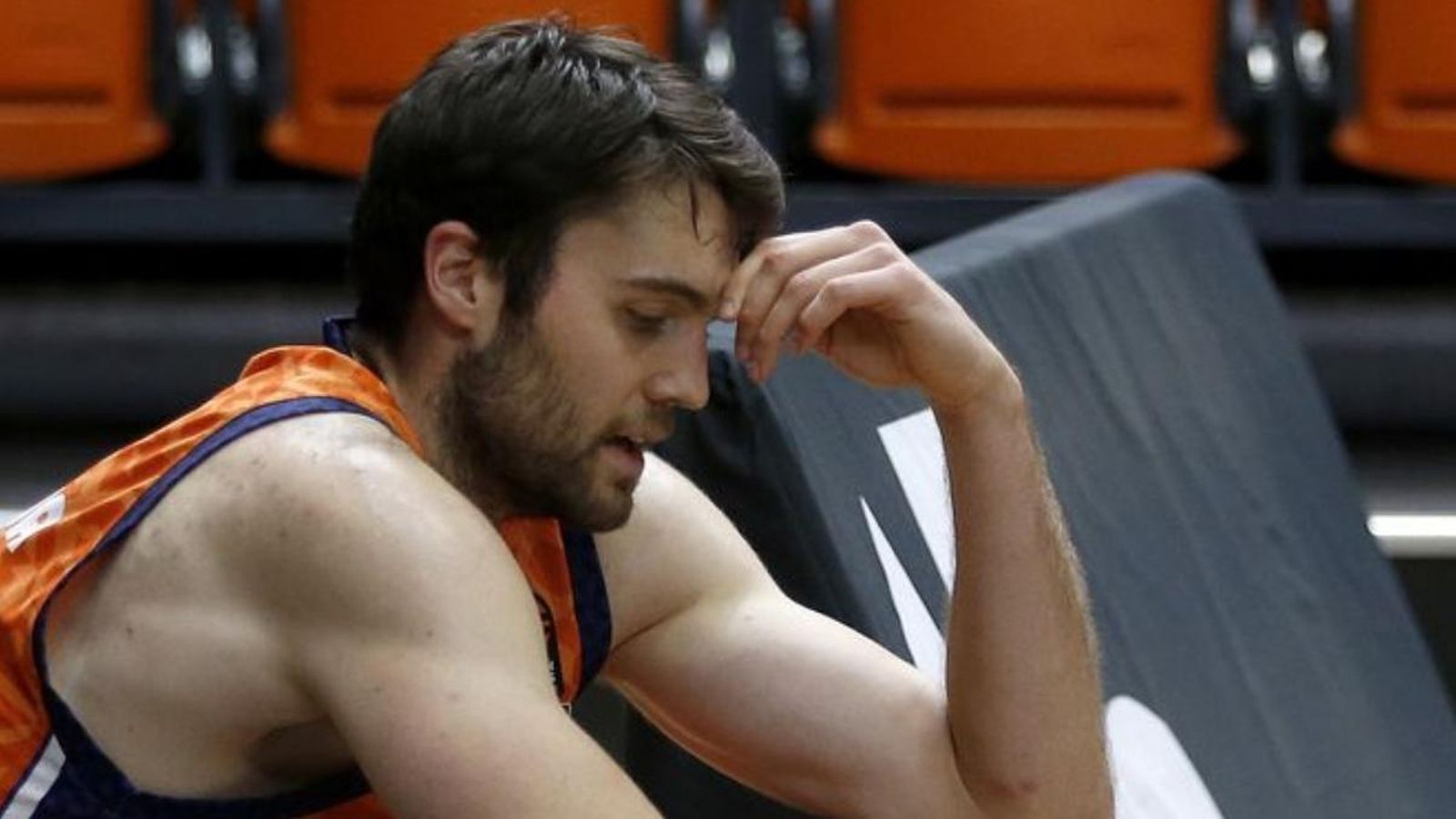 El pivot del València Basket, Mike Tobey, després de la derrota contra l'Olympiacos a la Fonteta