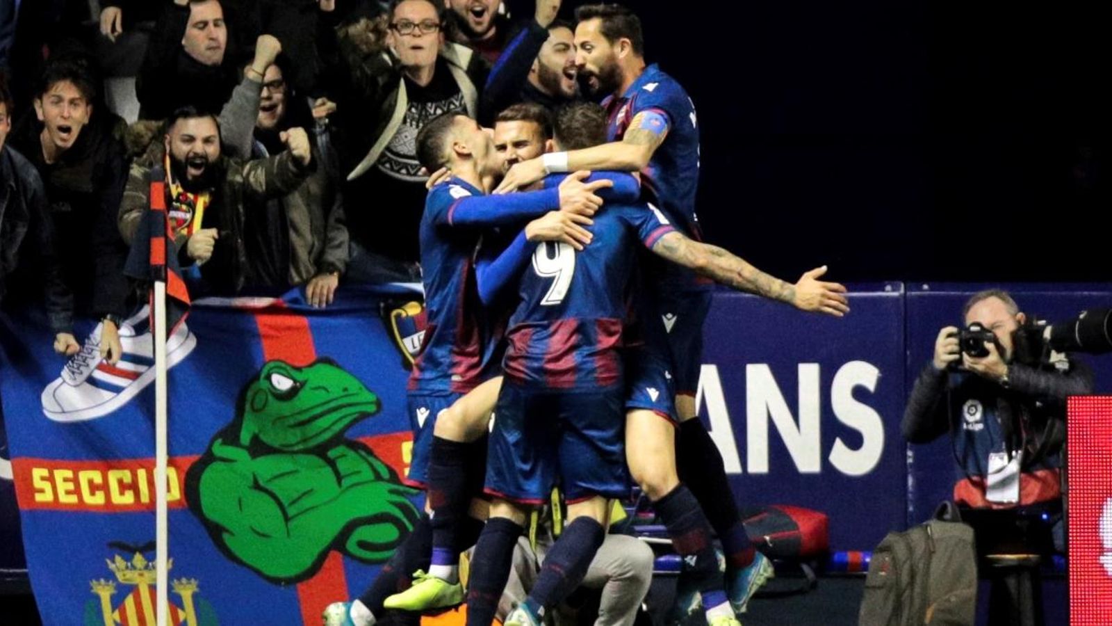 Els jugadors del Llevant celebren el segon gol de Roger Martí.