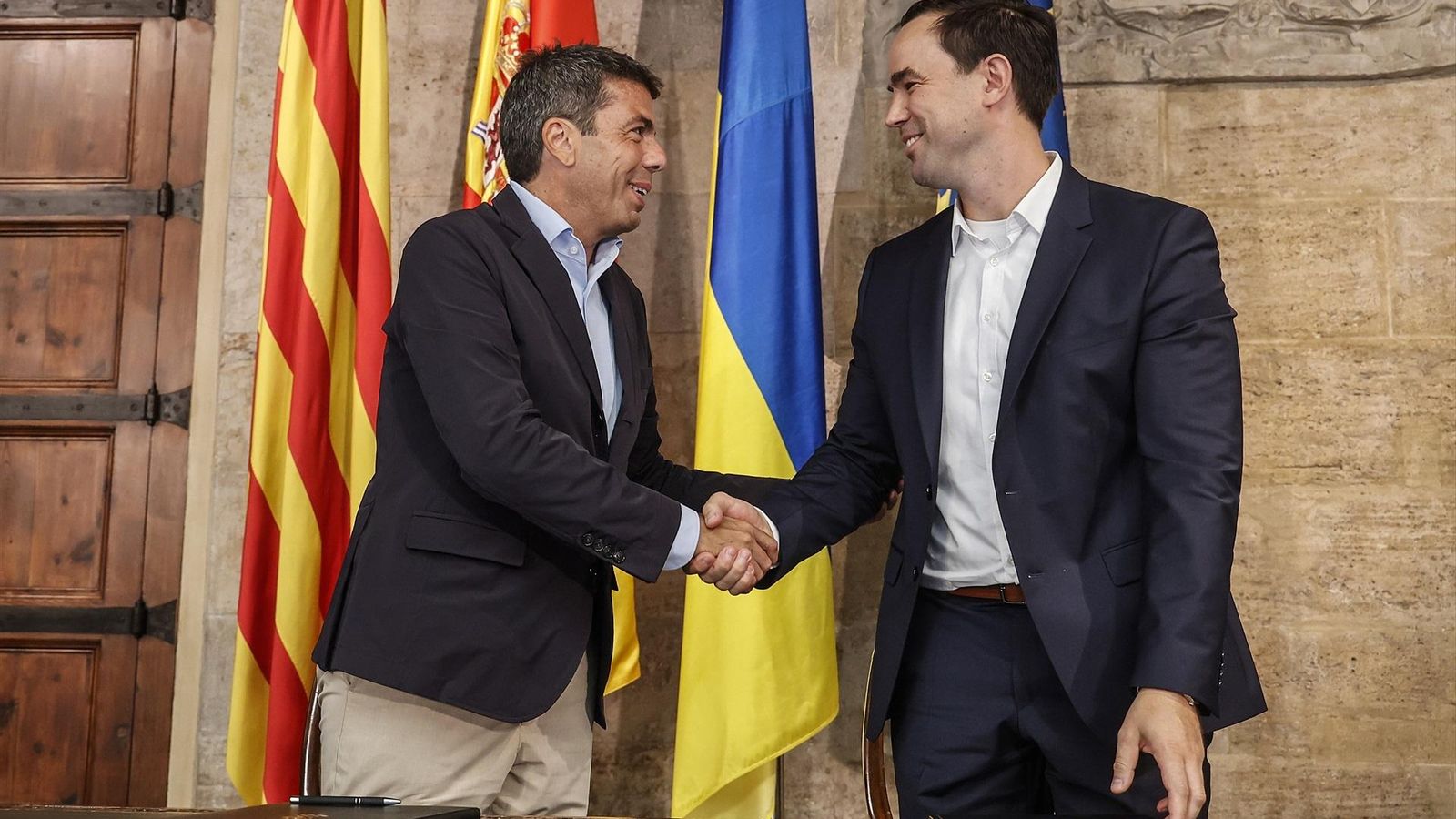 El president de la Generalitat, Carlos Mazon, saludant al cap de Recursos Humans de PowerCo España, Alexander Dittrich