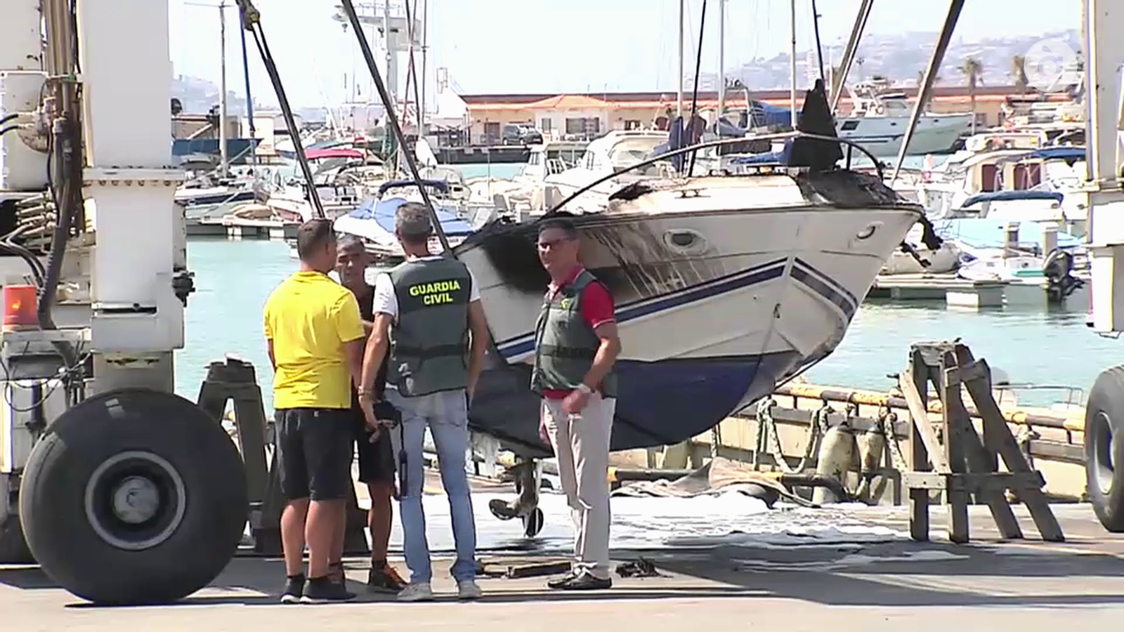 VÍDEO | S\'investiguen les causes de l\'incendi d\'una embarcació al port de Benicarló