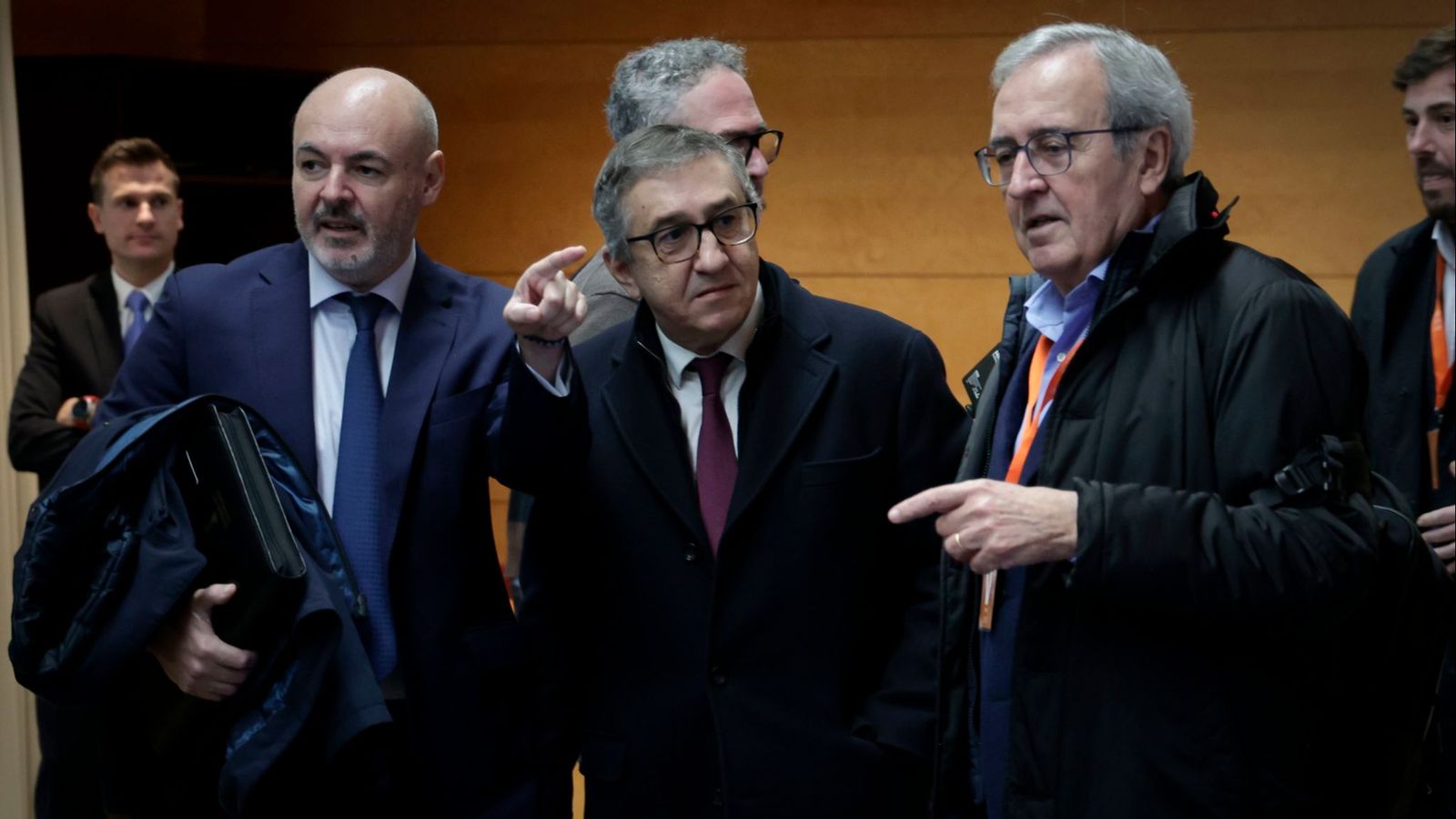 El secretari autonòmic d'Hisenda, Eusebio Monzó; el conseller d'Hisenda, José Antonio Rovira; i el president de l'IVIE i de la comissió d'experts, Juan Francisco Pérez, este dimarts a les Corts