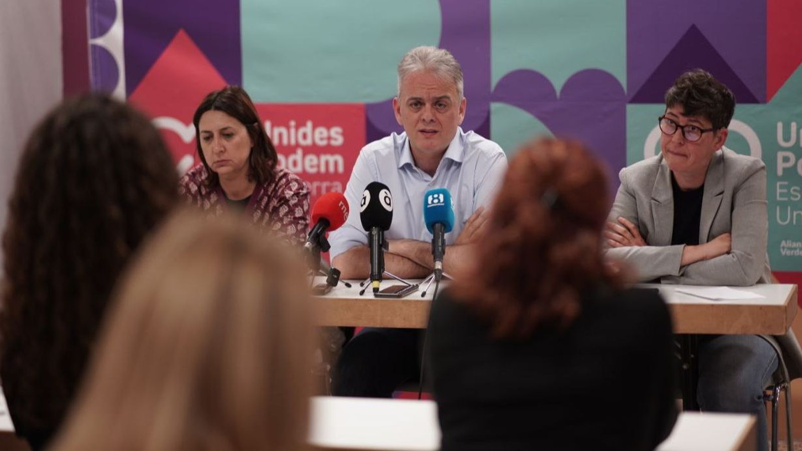 El cap de llista d'UP-EU, al centre, junt a la número 2 de la llista autonòmica i la candidata a l'alcaldia de València, en la roda de premsa en què han presentat el programa de la coalició